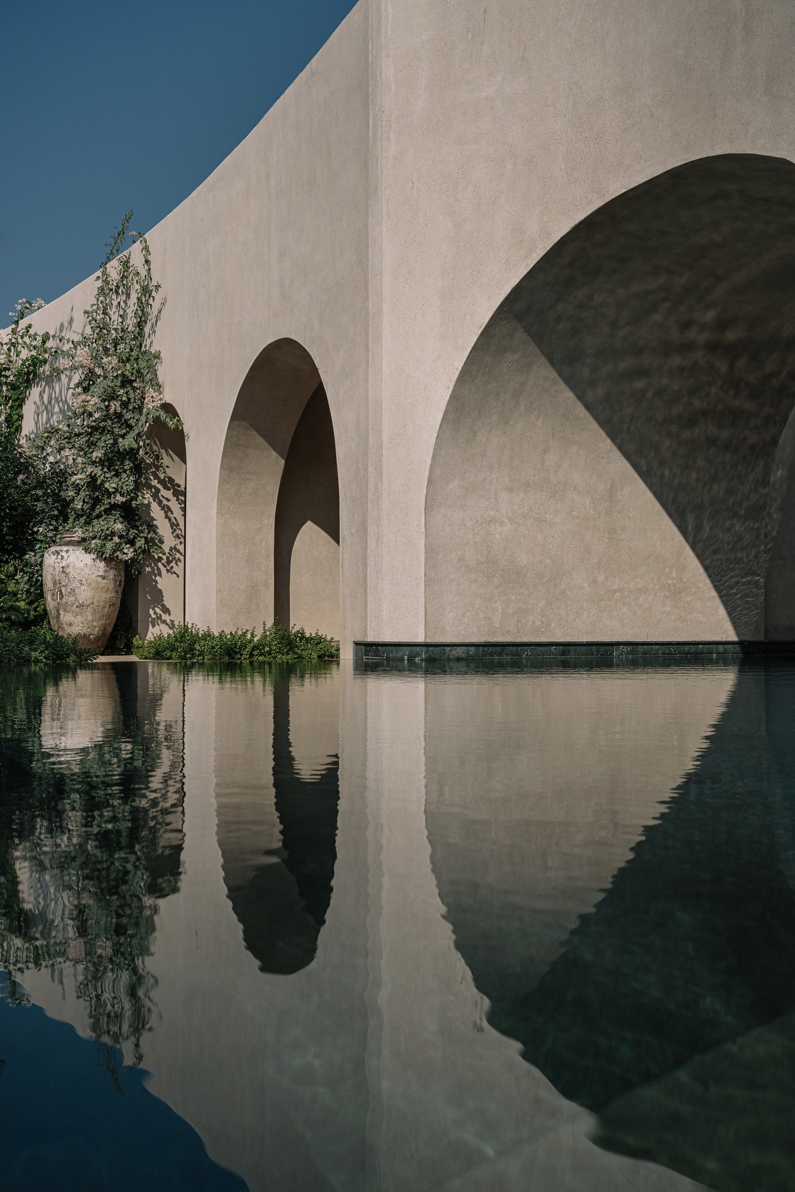 Swimming pool design with arches